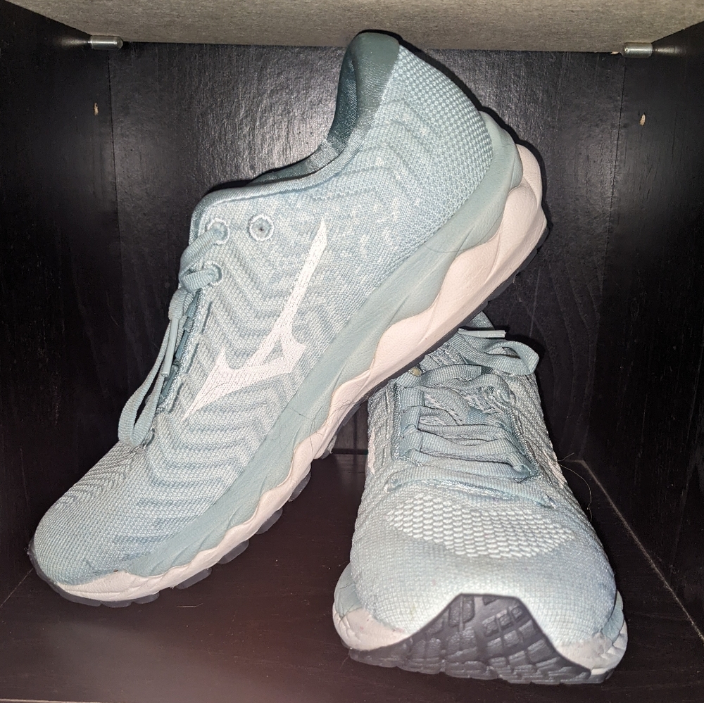 Mizuno. Tennis Shoes